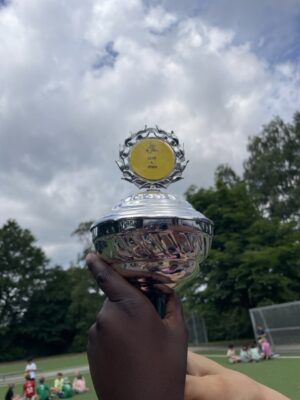 Da ist er, der Pokal! Fußballtunier der 3.Klassen